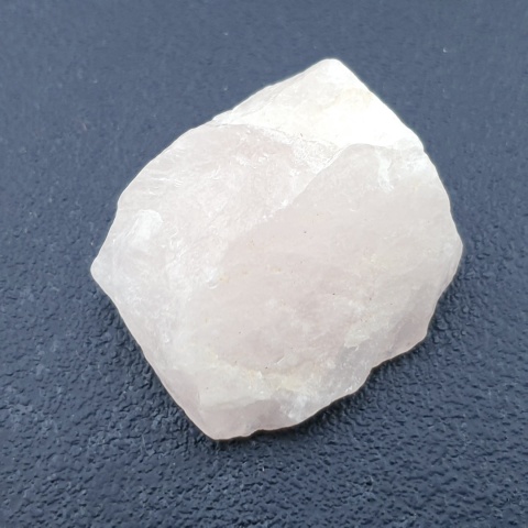 Kwarc różowy bryłka z dziurką 27x24 mm nr 138