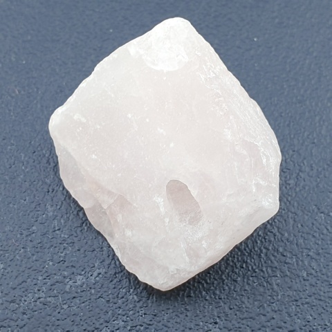 Kwarc różowy bryłka z dziurką 27x24 mm nr 138