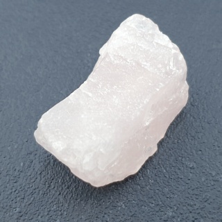 Kwarc różowy bryłka z dziurką 28x16 mm nr 128