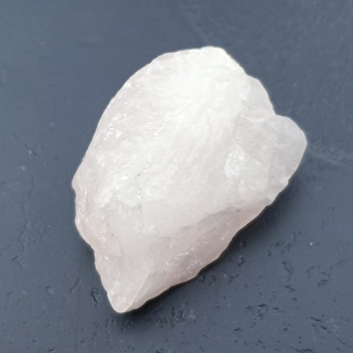 Kwarc różowy bryłka z dziurką 28x18 mm nr 124