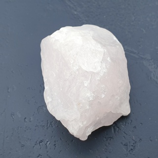 Kwarc różowy bryłka z dziurką 28x18 mm nr 124