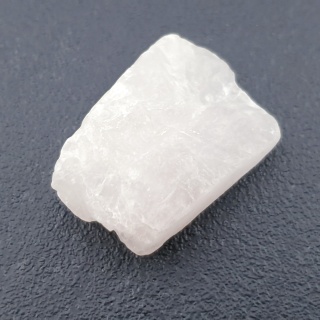 Kwarc różowy bryłka z dziurką 28x20 mm nr 136