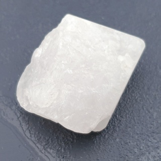 Kwarc różowy bryłka z dziurką 28x22 mm nr 115