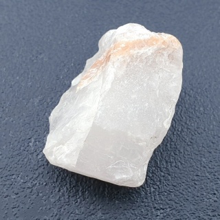 Kwarc różowy bryłka z dziurką 28x22 mm nr 126