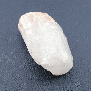 Kwarc różowy bryłka z dziurką 28x22 mm nr 126