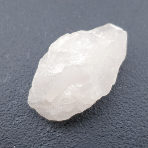 Kwarc różowy bryłka z dziurką 29x14 mm nr 142