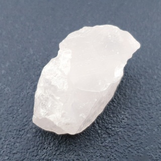 Kwarc różowy bryłka z dziurką 29x18 mm nr 152