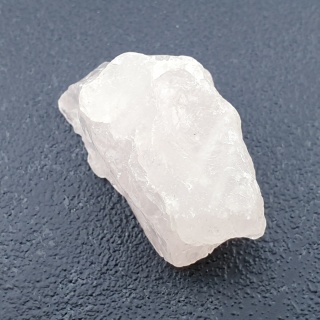 Kwarc różowy bryłka z dziurką 29x18 mm nr 152