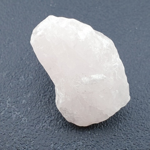 Kwarc różowy bryłka z dziurką 29x20 mm nr 144