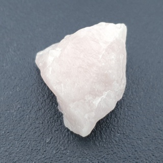 Kwarc różowy bryłka z dziurką 29x21 mm nr 135