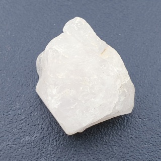 Kwarc różowy bryłka z dziurką 29x22 mm nr 137