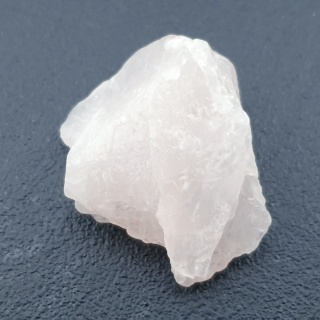 Kwarc różowy bryłka z dziurką 29x22 mm nr 143