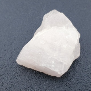 Kwarc różowy bryłka z dziurką 29x23 mm nr 133