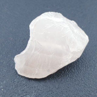 Kwarc różowy bryłka z dziurką 29x23 mm nr 139