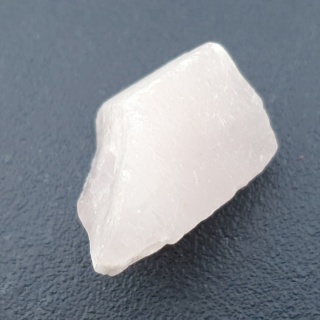 Kwarc różowy bryłka z dziurką 30x19 mm nr 140