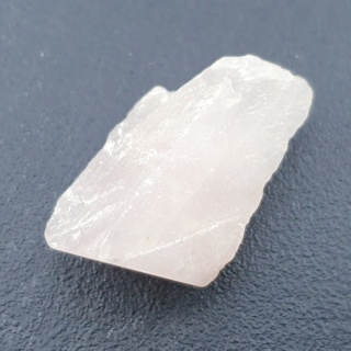 Kwarc różowy bryłka z dziurką 31x21 mm nr 141