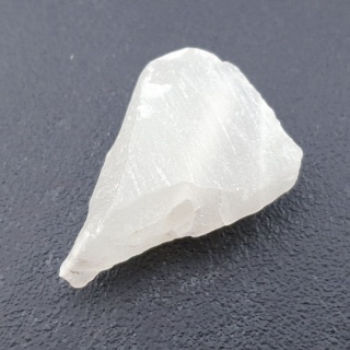 Kwarc różowy bryłka z dziurką 31x22 mm nr 132