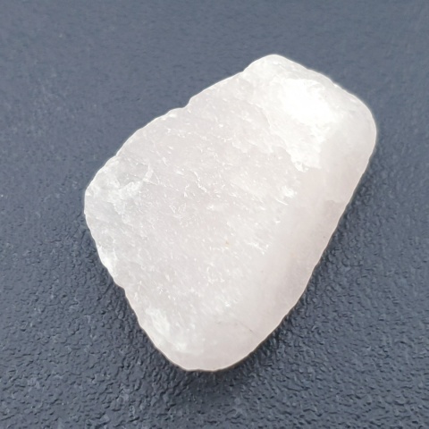 Kwarc różowy bryłka z dziurką 32x11 mm nr 134