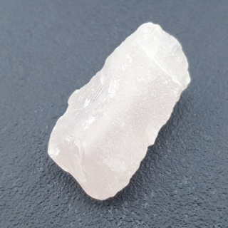 Kwarc różowy bryłka z dziurką 32x15 mm nr 129