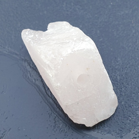 Kwarc różowy bryłka z dziurką 32x19 mm nr 113