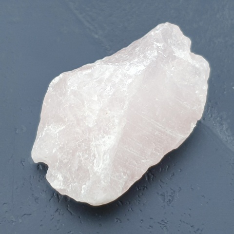 Kwarc różowy bryłka z dziurką 37x22 mm nr 123