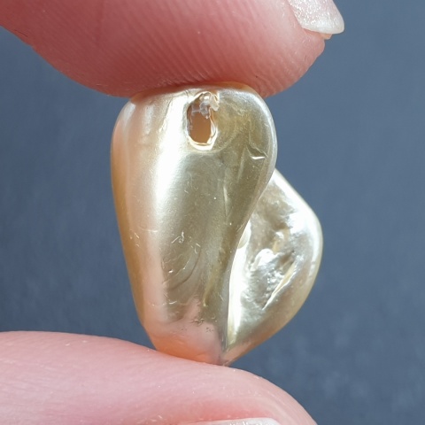 Seashell Nugget with Hole 16x11 mm no 199