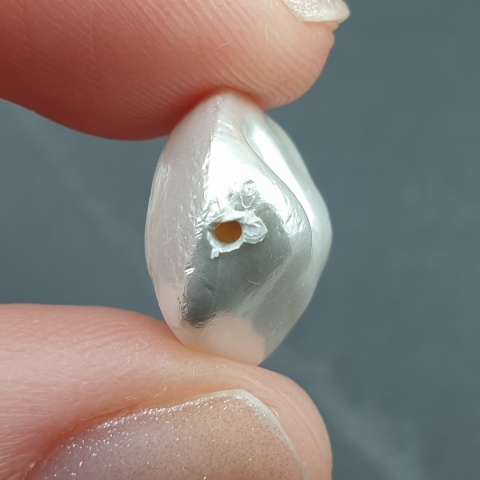 Seashell Nugget with Hole 16x14 mm no 104