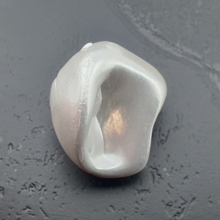 Seashell bryłka z dziurką 18x16 mm nr 84