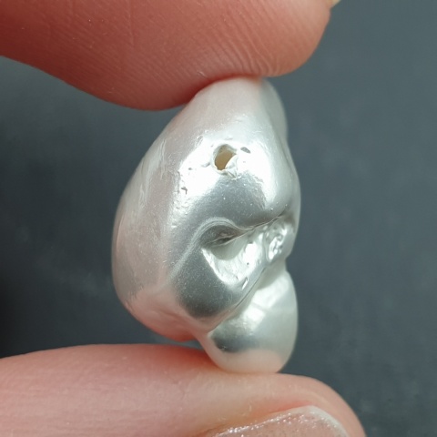 Seashell Nugget with Hole 18x18 mm no 82