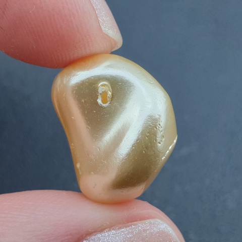Seashell Nugget with Hole 19x16 mm no 197