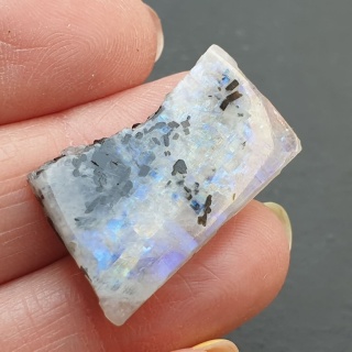 Kamień księżycowy kawałek polerowany 32x18 mm nr 439
