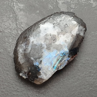 Kamień księżycowy kawałek polerowany 33x21 mm nr 414