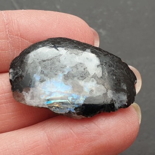 Kamień księżycowy kawałek polerowany 33x21 mm nr 414