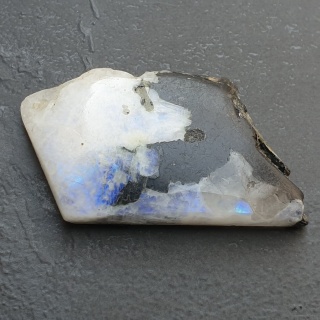 Kamień księżycowy kawałek polerowany 41x22 mm nr 436