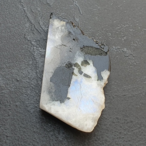 Kamień księżycowy kawałek polerowany 41x22 mm nr 436