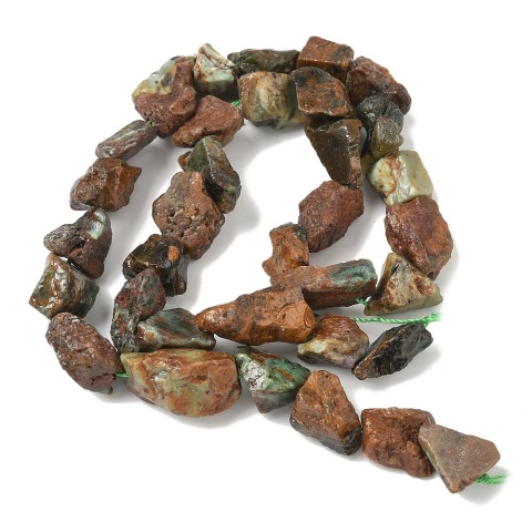 Opal zielony bryłka 8-18 mm sznur