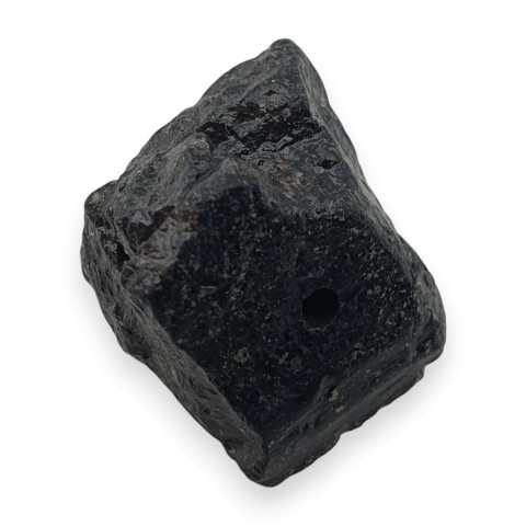 Czarny turmalin bryłka z dziurką 14x12 mm nr 368