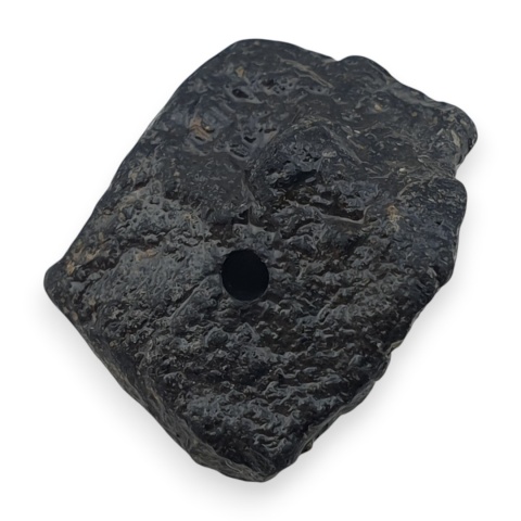 Czarny turmalin bryłka z dziurką 15x14 mm nr 299
