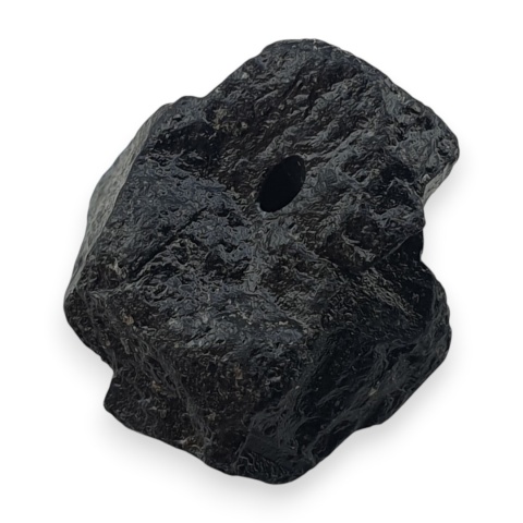 Czarny turmalin bryłka z dziurką 16x16 mm nr 293