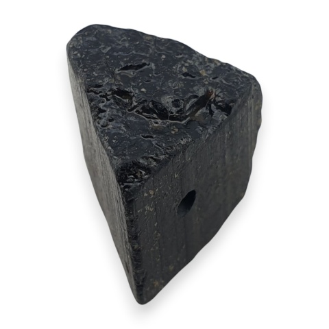Czarny turmalin bryłka z dziurką 18x13 mm nr 323