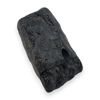 Czarny turmalin bryłka z dziurką 19x13 mm nr 322