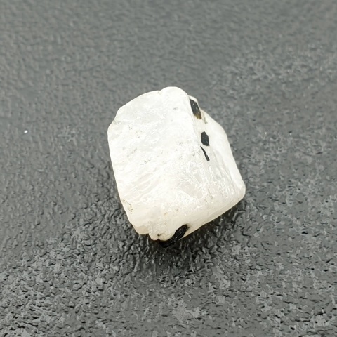 Kamień księżycowy bryłka z dziurką 14x12 mm nr 18