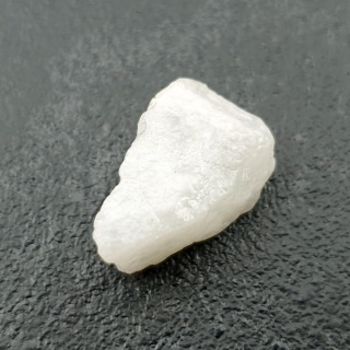 Kamień księżycowy bryłka z dziurką 18x13 mm nr 2