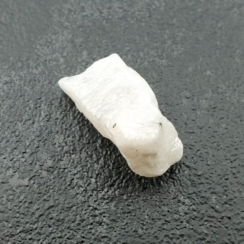 Kamień księżycowy bryłka z dziurką 18x13 mm nr 2