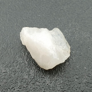 Kamień księżycowy bryłka z dziurką 18x14 mm nr 13