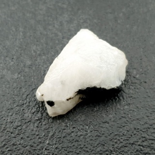 Kamień księżycowy bryłka z dziurką 18x14 mm nr 22