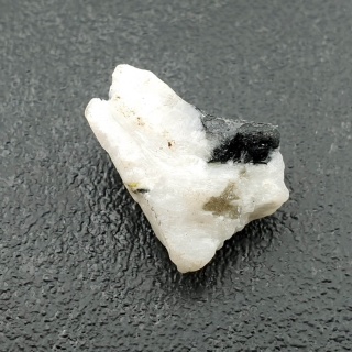 Kamień księżycowy bryłka z dziurką 18x14 mm nr 22