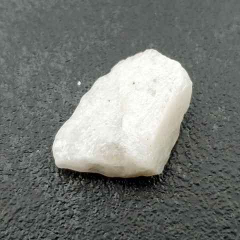 Kamień księżycowy bryłka z dziurką 19x13 mm nr 5