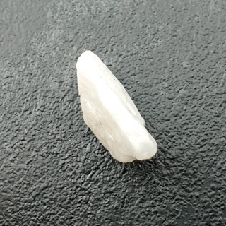 Kamień księżycowy bryłka z dziurką 19x13 mm nr 5