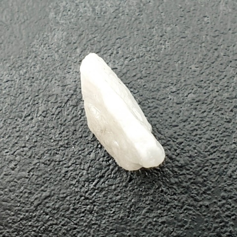 Kamień księżycowy bryłka z dziurką 19x13 mm nr 5
